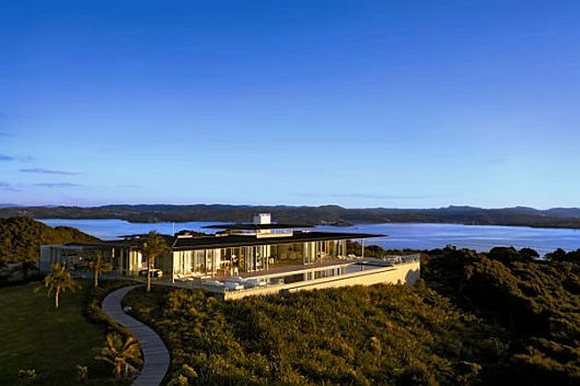 Luxury Rahimoana Villa was completed in 2006 by Crosson Clarke Carnachan 